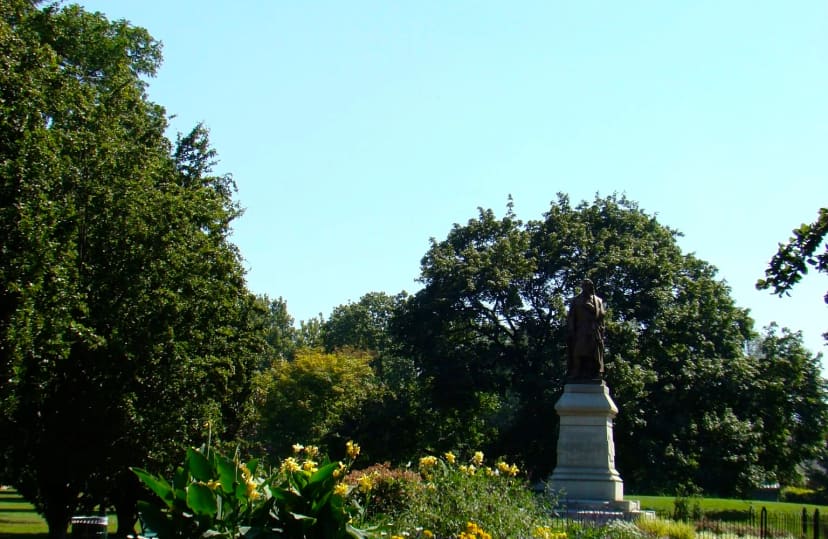 Friedrich Schiller statue above the west entrance garden beds