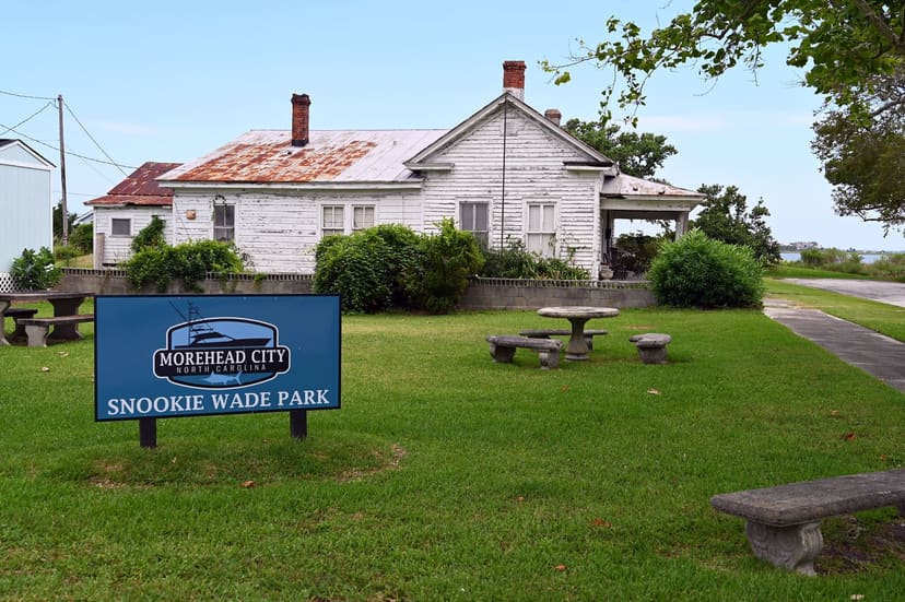 Lawn, benches and historic house at Snookie Wade Park